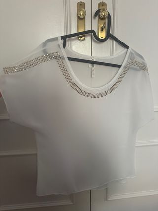 Blusa blanca con pedrería