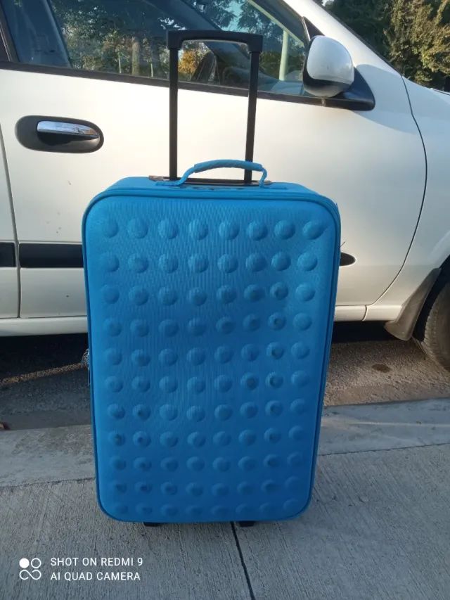 Maleta de viaje azul con ruedas