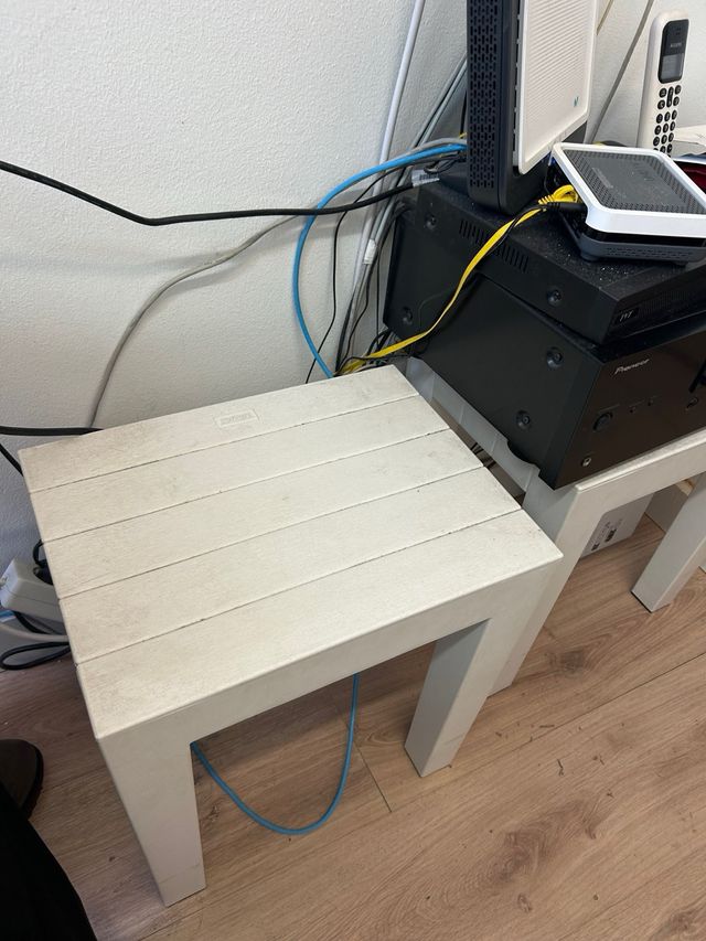 Mesa auxiliar blanca de madera