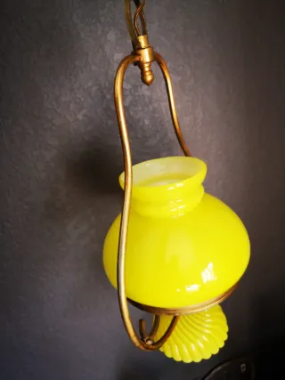 Lámpara colgante retro amarilla y dorada