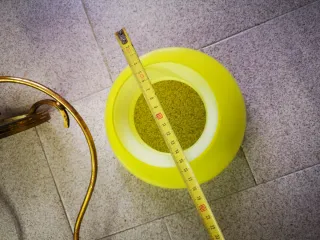 Lámpara colgante retro amarilla y dorada