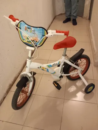 Bicicleta infantil blanca con ruedines