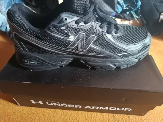 New Balance Zapatillas Negras y Plateadas