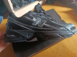 New Balance Zapatillas Negras y Plateadas