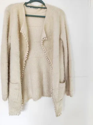 Chaqueta larga beige con pompones