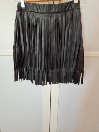 Falda polipiel negra con flecos