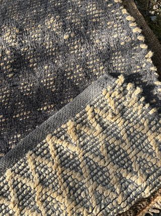 Alfombra de cotone blanco y negro reversible