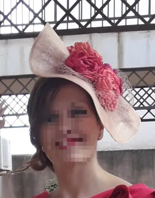Tocado beige y rosa con flores