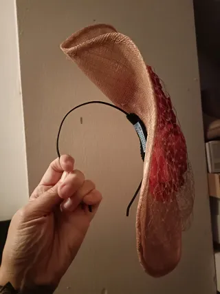 Tocado beige y rosa con flores