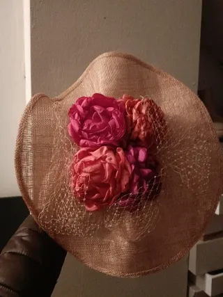Tocado beige y rosa con flores