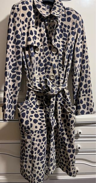 Abrigo estampado print beige y negro