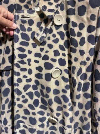 Abrigo estampado print beige y negro