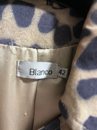 Abrigo estampado print beige y negro