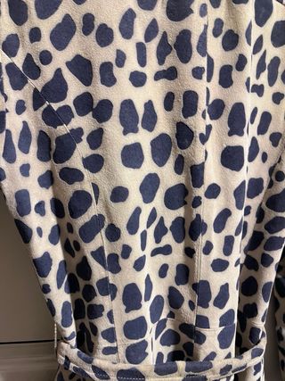 Abrigo estampado print beige y negro