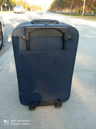 Maleta de viaje beige y negra