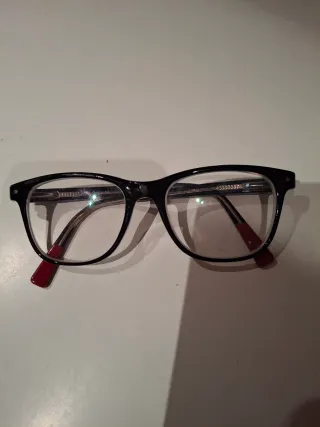 Gafas de pasta negras con detalles rojos