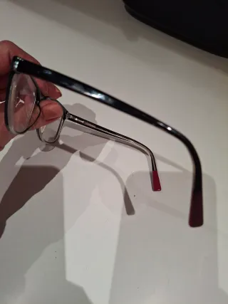 Gafas de pasta negras con detalles rojos