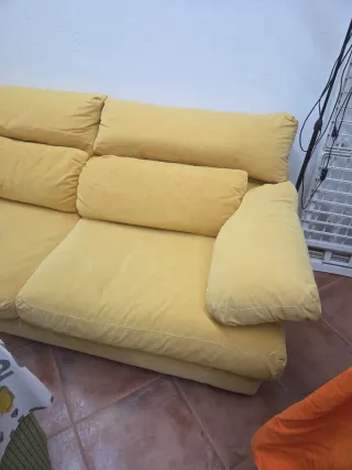 Sofá amarillo tela