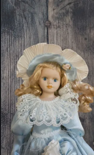 Bambola porcellana vestito azzurro