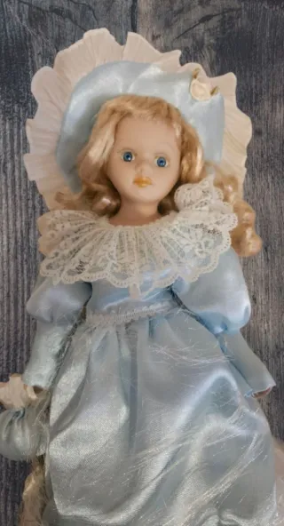 Bambola porcellana vestito azzurro