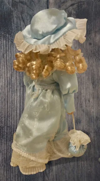 Bambola porcellana vestito azzurro