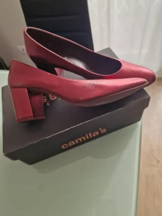 Zapatos de salón Camila's rojos y dorados
