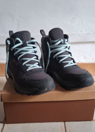 Botas impermeables mujer en gris oscuro.