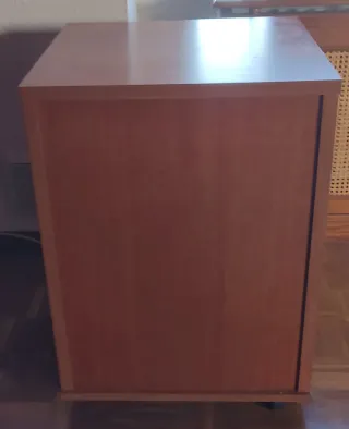 Cajonera con ruedas, de madera