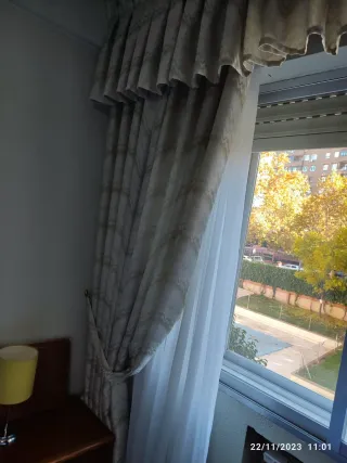 Cortinas de dormitorio verde y blancas