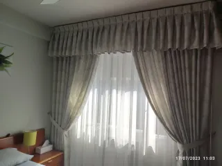 Cortinas de dormitorio verde y blancas