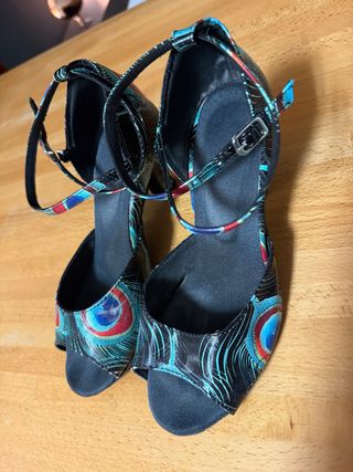 Zapatos de baile con estampado de pavo real