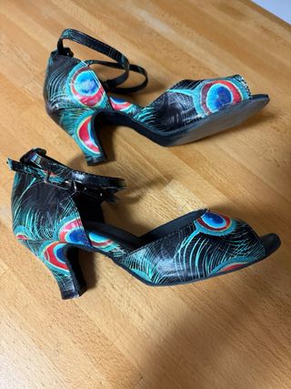 Zapatos de baile con estampado de pavo real