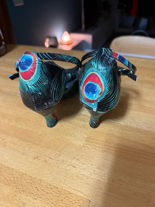 Zapatos de baile con estampado de pavo real