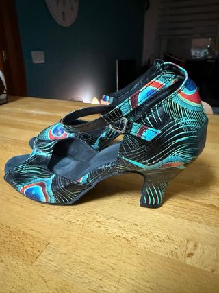 Zapatos de baile con estampado de pavo real