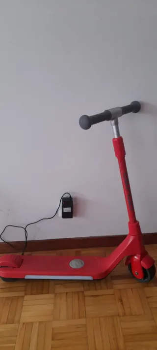 Patinete eléctrico rojo