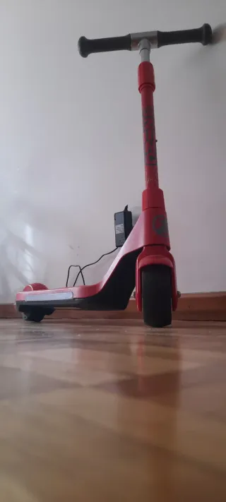 Patinete eléctrico rojo