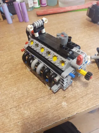 2 Motores tipo LEGO un V12 y un boxex 2 cilindros