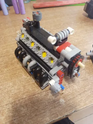 2 Motores tipo LEGO un V12 y un boxex 2 cilindros