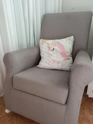 Sillón mecedora gris, ideal descanso y/o lactancia