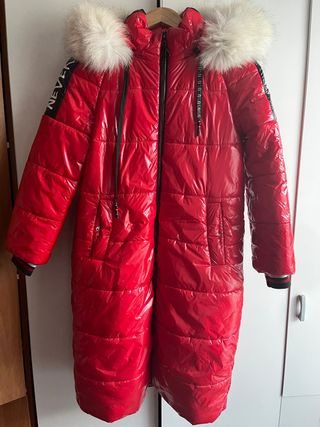 Chaqueta larga roja con capucha