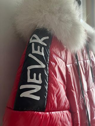 Chaqueta larga roja con capucha