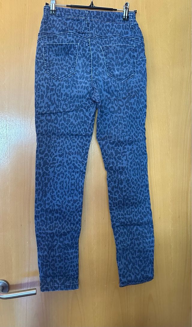 Pantalones con estampado de leopardo