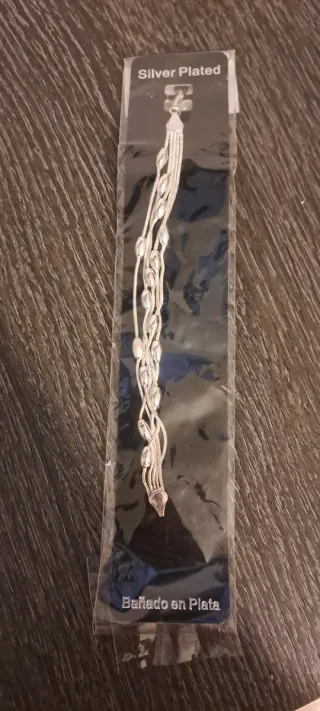 Pulsera bañada en plata con cuentas. Nueva.