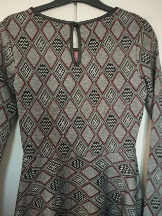 Vestido estampado rombos gris y rojo