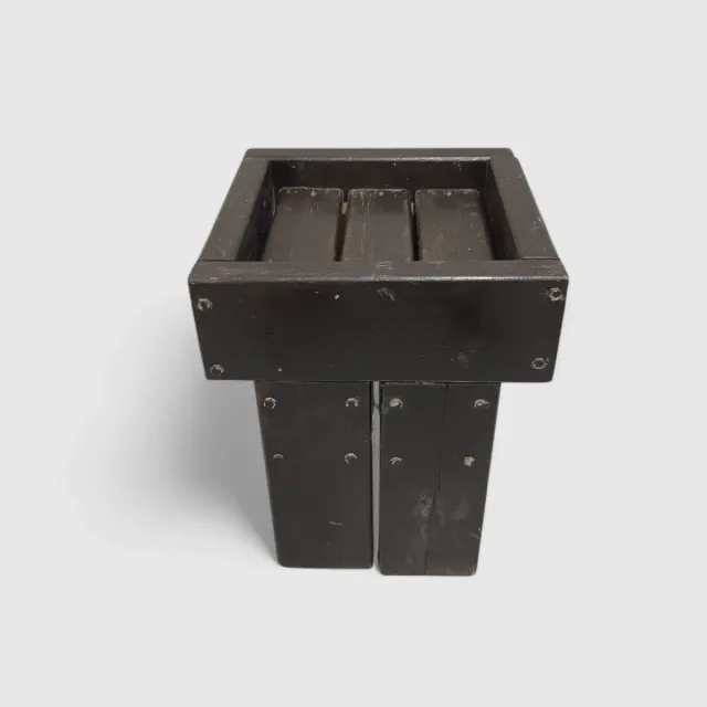 Mesita auxiliar de madera oscura