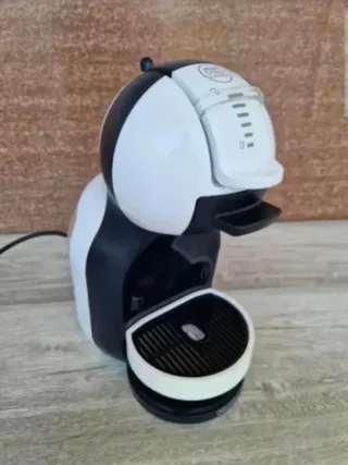 Cafetera Dolce Gusto Blanca y Negra