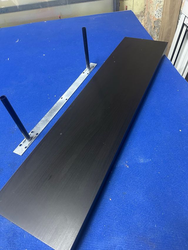 Estantería Ikea Negra con Soportes Metálicos