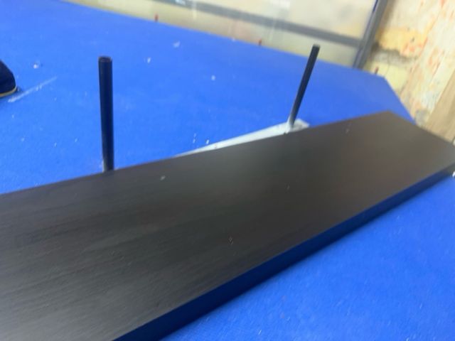 Estantería Ikea Negra con Soportes Metálicos