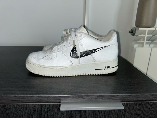 Nike Air Force 1 blancas logo negro.