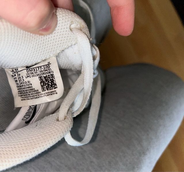 Nike Air Force 1 blancas logo negro.